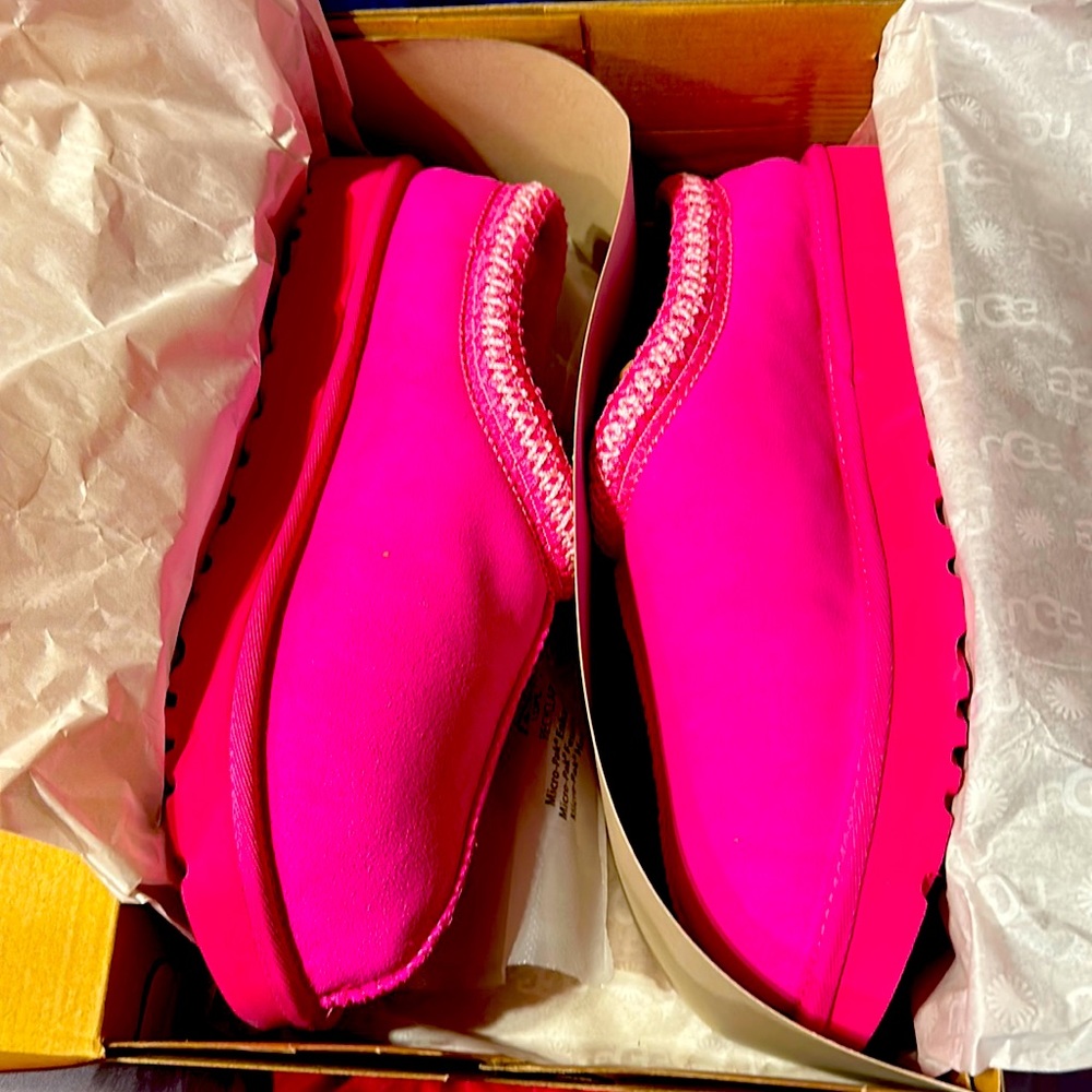 BRAND NEW UGG TASMAN!